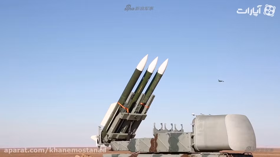 Trông bệ phóng Raad đáng ngạc nhiên là giống hệt với bệ phóng tổ hợp tên lửa phòng không Buk danh tiếng của Nga. Chỉ khác nhau ở việc phiên bản Iran có ít hơn tên lửa, trông đơn giản, đặt trên khung gầm xe bánh lốp. Nguồn ảnh: aparat
