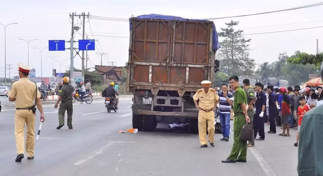 12. Hai chị em ruột bị xe tải cuốn vào gầm, tử vong tại chỗ Khoảng 7h45 ngày 19/12, tại ngã 3 Quốc lộ 51 - Võ Nguyên Giáp thuộc địa phận xã An Hòa (TP Biên Hòa, Đồng Nai), Nguyễn Thị Tuyết Trâm (26 tuổi, ngụ huyện Thống Nhất, Đồng Nai) điều khiển xe máy biển số 60B7 chở theo Nguyễn Vũ Bảo Nhi (18 tuổi) lưu thông trên Quốc lộ 51 hướng Đồng Nai – Vũng Tàu. Đến giao lộ trên, Trâm chuẩn bị rẽ trái về đường Võ Nguyên Giáp thì bị xe tải biển số 51C chạy cùng chiều tông trúng. Hai người trên xe máy ngã xuống đường, bị ôtô tải cuốn vào gầm, tử vong tại chỗ.