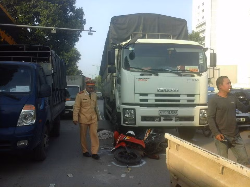 2. Người đàn ông bị xe tải cuốn vào gầm tử vong tại chỗ Khoảng 14h chiều ngày 13/12, tại ngã ba đường Phạm Văn Đồng – Hoàng Quốc Việt (Bắc Từ Liêm – Hà Nội), một chiếc xe tải đang lưu thông trên đường Phạm Văn Đồng theo hướng từ Cầu Thăng Long – cầu vượt Mai Dịch thì bất ngờ va chạm với xe máy BKS 29U9-1859. Sau cú va chạm, người đàn ông điều khiển xe máy bị xe tải cuốn vào gầm và tử vong tại chỗ, người phụ nữ ngồi sau xe máy bị thương khá nặng và nhanh chóng được đưa đi bệnh viện cấp cứu.