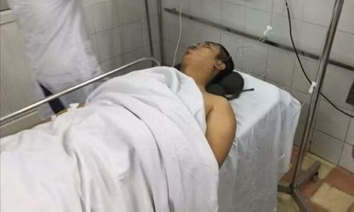 Cuc CSGT len tieng vu tai xe xe tai tong, keo le CSGT