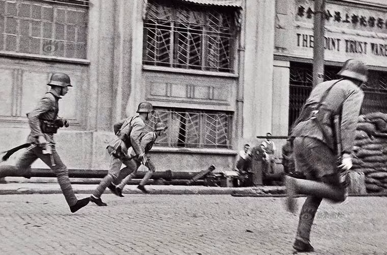Ngày 26/10/1937, Đại Tràng thất thủ, quân Quốc dân Đảng di chuyển tới phía nam bờ sông Tô Châu. Để có được sự đồng tình ủng hộ của dư luận quốc tế, Tưởng Giới Thạch xét thấy cần để lại một số lượng nhỏ binh lính, trấn giữ khu vực phía bắc sông Tô Châu, ông đã giao nhiệm vụ này cho Phó chỉ huy Trung đoàn 524 thuộc Sư đoàn 88 Tạ Tấn Nguyên. Trong hình là cảnh tượng binh lính canh giữ kho Tứ Hành.