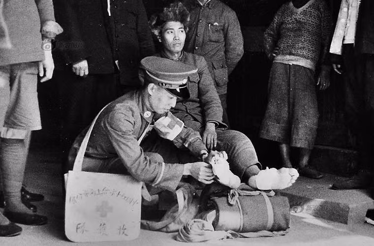 Tối ngày 8/11/1937, Bộ thống lĩnh Nam Kinh chỉ huy toàn bộ chiến trường Thượng Hải rút lui. Tuy nhiên, do hứng chịu nhiều cuộc không kích dữ dội, chỉ huy của các lực lượng quân Trung Quốc mất kiểm soát, thương vong vô số. Tại chiến trường Thượng Hải, có 290.000 quân Trung Quốc thương vong. Trong hình là nhân viên đội cứu hộ Hội Chữ thập đỏ Trung Quốc tiến hành điều trị cho lính bị thương.
