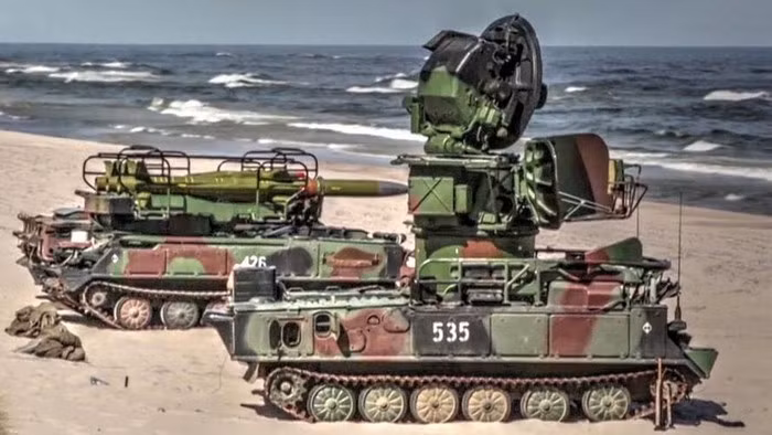 Phía trên đỉnh là radar tìm kiếm mục tiêu 1S31, phía dưới thấp hơn là radar chiếu xạ mục tiêu dẫn đường cho tên lửa 1S11.