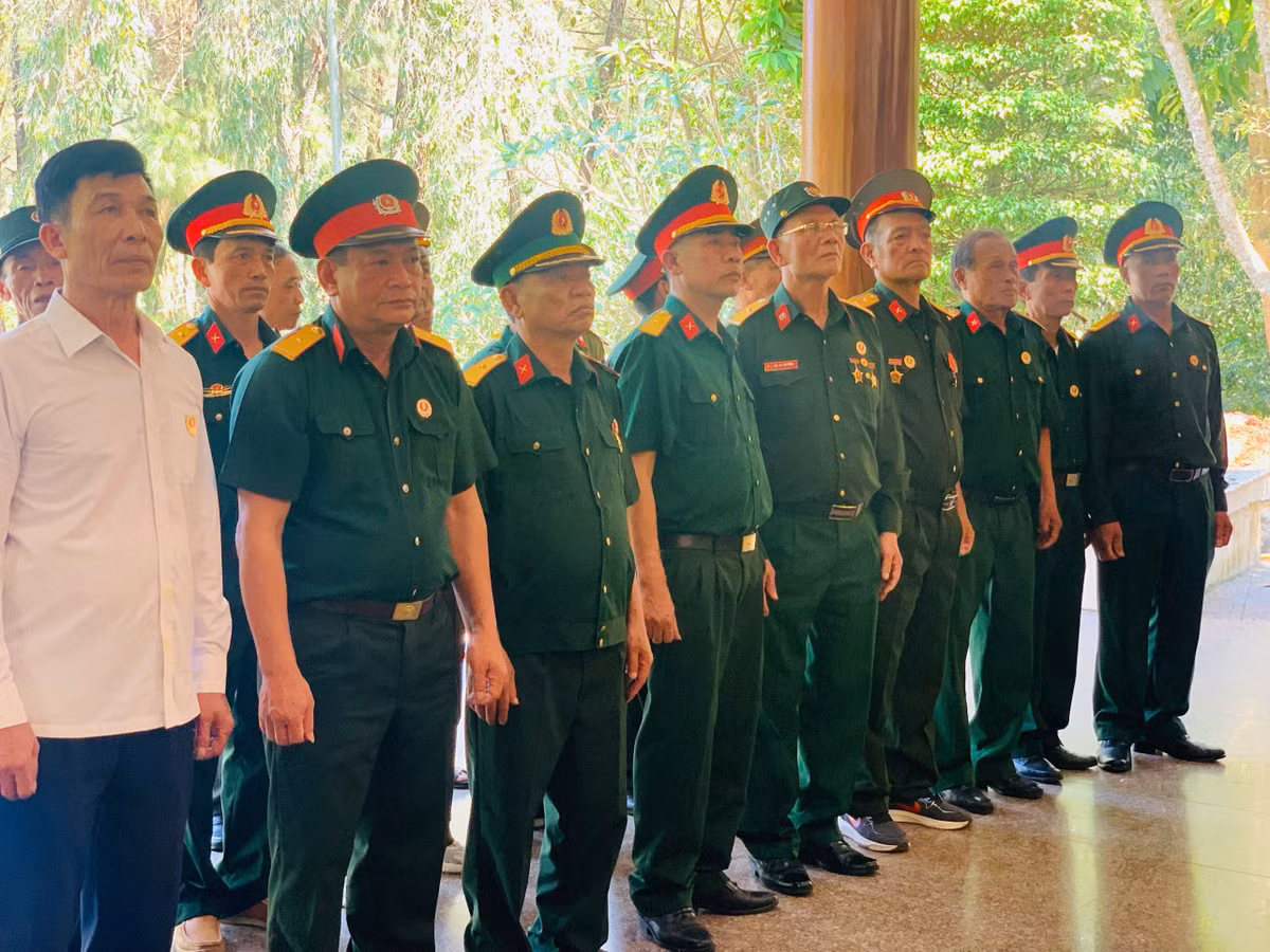 Như lời hẹn ước, cứ đến dịp ngày hội thống nhất non sông, du khách khắp mọi miền đất nước lại tìm về địa chỉ đỏ - Khu di tích Ngã ba Đồng Lộc (thị trấn Đồng Lộc, huyện Can Lộc, Hà Tĩnh) để dâng hương, bày tỏ lòng thành kính, tri ân những anh hùng liệt sỹ đã ngã xuống vì độc lập, tự do của Tổ quốc