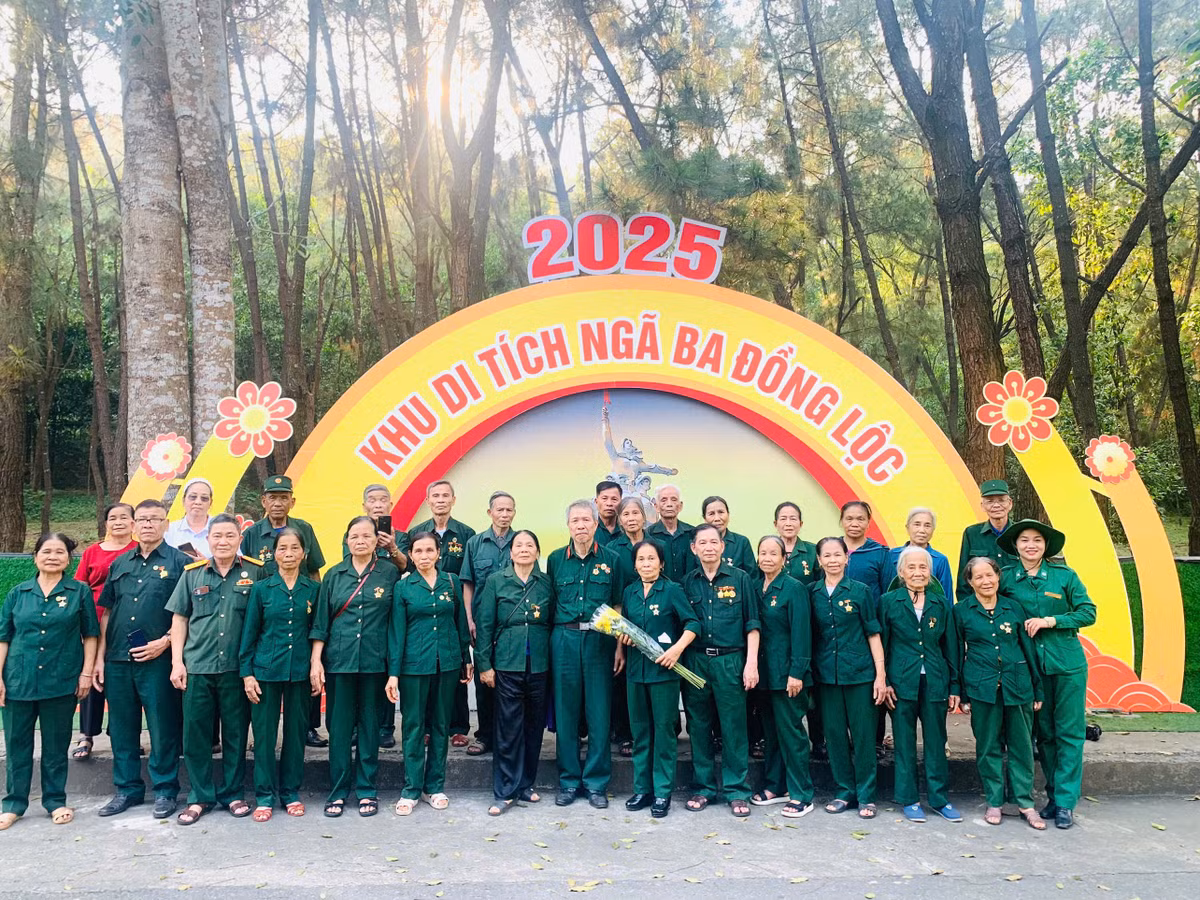 Những đoàn cựu chiến binh với mái tóc bạc phơ, những bạn trẻ đầy nhiệt huyết, những gia đình mang theo cả thế hệ con cháu... tất cả đều chung một tấm lòng thành kính, tưởng nhớ về mười cô gái thanh niên xung phong và các anh hùng liệt sỹ đã anh dũng hy sinh tại mảnh đất này.