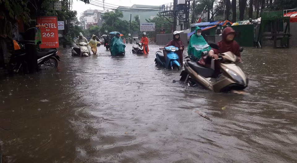 Xe chết máy hàng loạt trên phố Vĩnh Hưng, Hà Nội.
