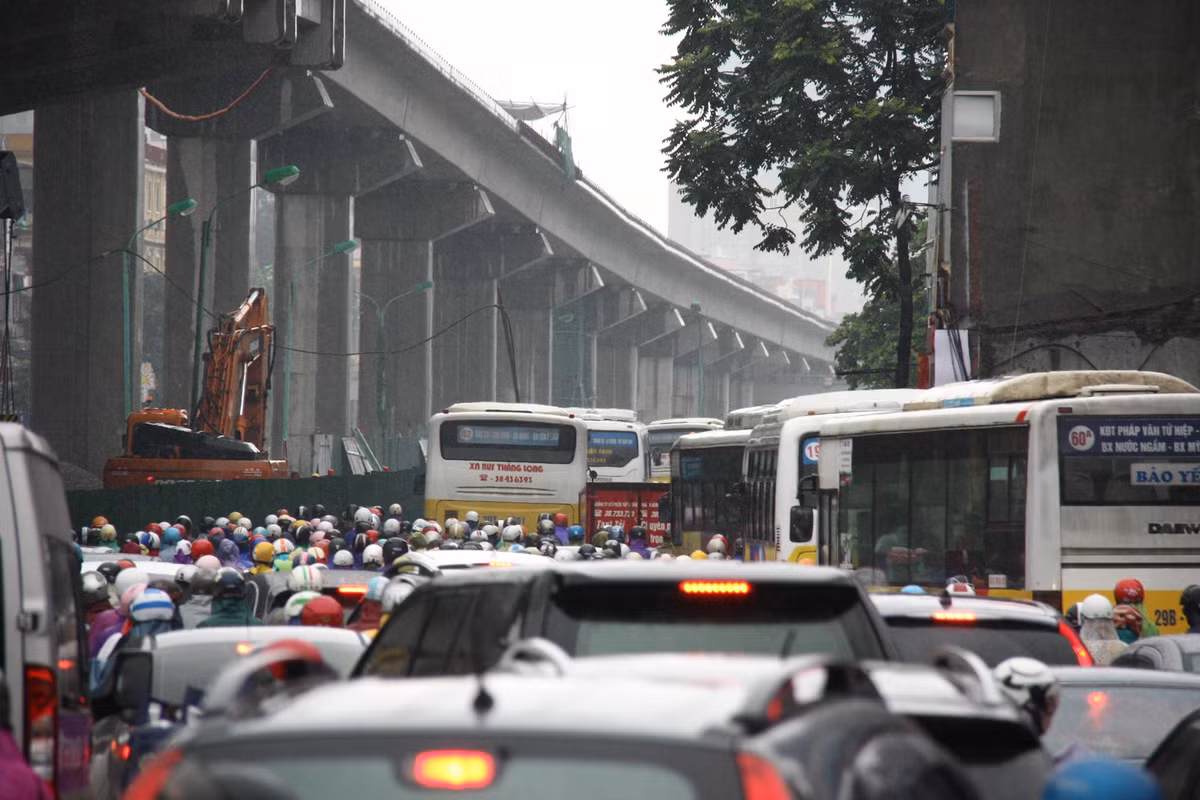 Mua suot dem, nguoi Ha Noi lai vat lon voi tac duong, ngap lut