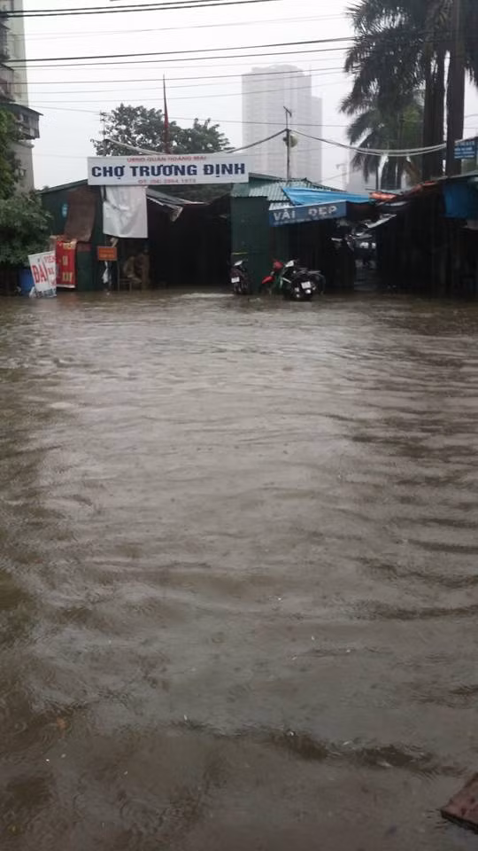 Trước cổng chợ Trương Định khu vực Đền Lừ, Hà Nội.