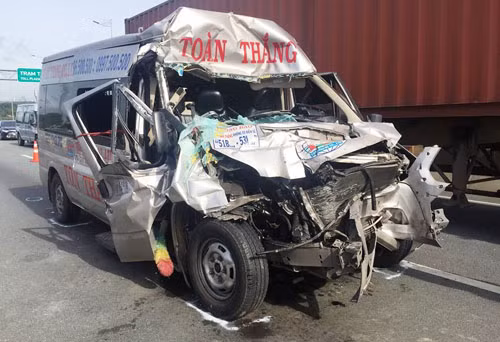 TPHCM: O to khach tong container tren cao toc, nhieu nguoi thuong vong-Hinh-3