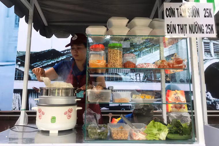 "Tôi chưa bao giờ dám mơ ước có được nơi mua bán tiện lợi, văn minh như thế này. Trước đây vì cuộc mưu sinh, tôi phải ra vỉa hè đường Tôn Đức Thắng để bán nhưng luôn nươm nướp lo sợ bị xử phạt, tịch thu hàng hóa vì lấn chiếm vỉa hè. Bây giờ được bố trí chỗ buôn bán ổn định, tôi vô cùng vui mừng", một hộ dân chia sẻ.
