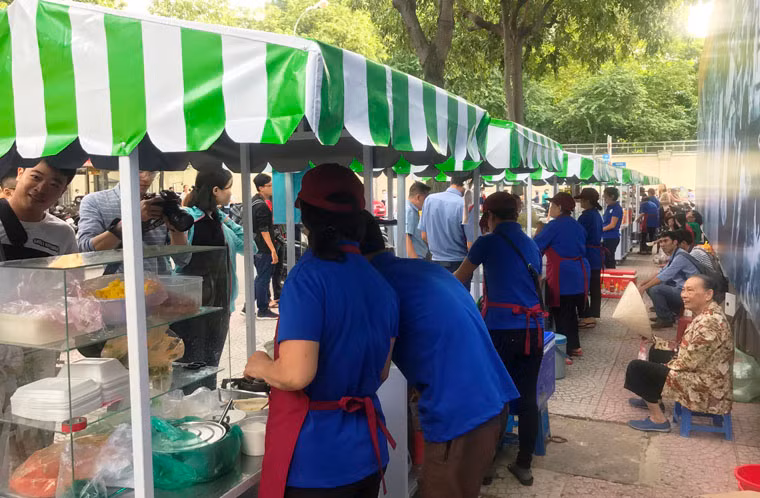 Cảnh nhộn nhịp ngày khai trương phố hàng rong đầu tiên ở TP HCM.