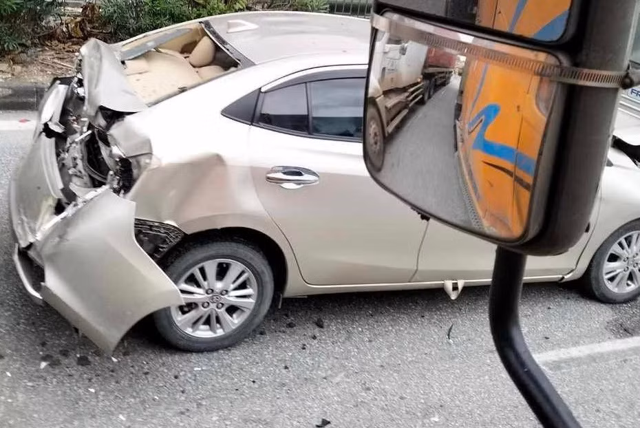 Tai nạn giao thông liên hoàn trên QL5, 5 xe ô tô hư hỏng Tai nan giao thong lien hoan tren QL5, 5 xe o to hu hong