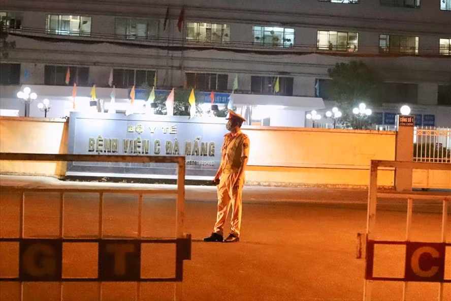 5. Bệnh viện C Đà Nẵng giải phong tỏa ngày 8/8: Bộ Y tế vừa có văn bản gửi Bệnh viện C Đà Nẵng yêu cầu khẩn trương thực hiện các biệp pháp để giải phong tỏa bệnh viện này vào 0h ngày 8/8. Đây là nơi ghi nhận ca dương tính đầu tiên với virus SARS-CoV-2 trong đợt dịch lần này nhưng từ ngày 1/8 đến nay, Bệnh viện C Đà Nẵng không còn ca mắc COVD-19 nào được điều trị.
