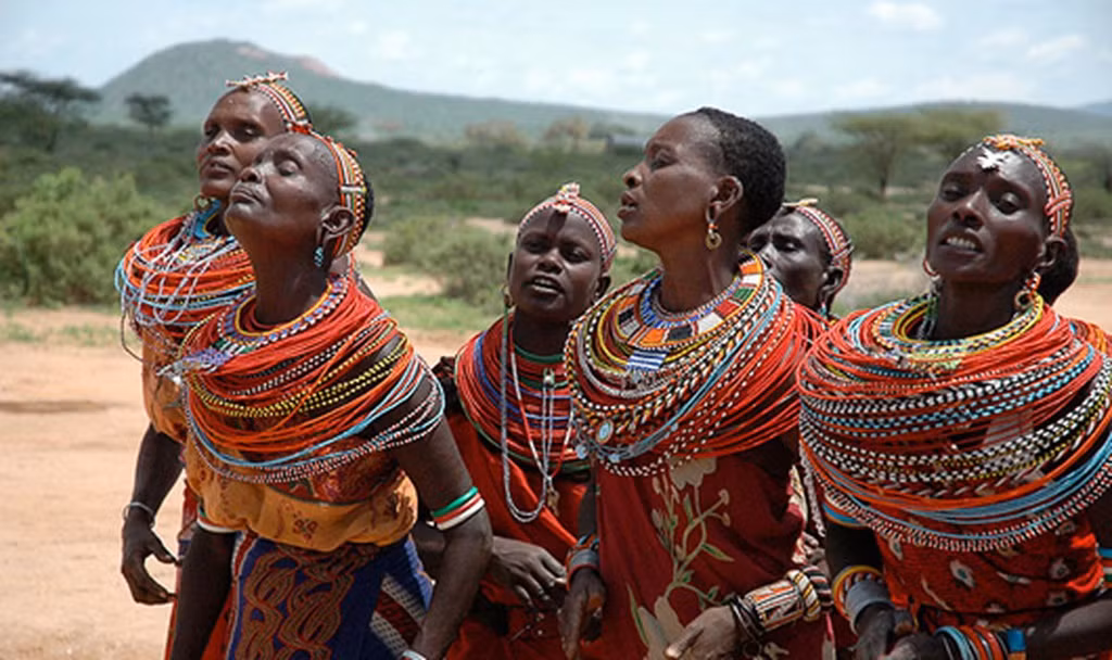  Chào hỏi bằng cách nhổ nước bọt ở Kenya: Tại nhiều nước, hành động nhổ nước bọt được xem là thô lỗ, thiếu văn hóa nhưng khi bạn đến thăm bộ tộc Maasai thì đây là cách chào hỏi thông thường và thể hiện sự tôn trọng với người khác. Các thành viên của bộ lạc sẽ nhổ nước bọt vào tay họ trước khi bắt tay người đối diện. Phong tục này cũng được áp dụng cho cả những đứa trẻ sơ sinh và cô dâu mới nhằm ban phước, mang lại may mắn. Ảnh: Vie.