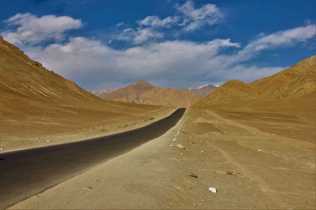 Nằm ở Ladakh, khu vực thuộc bang Jammu và Kashmir của Ấn Độ, đồi nam châm là nơi mang đến cảm giác như thách thức các quy tắc của lực hấp dẫn. Ngọn đồi nằm trên đường cao tốc chính trong vùng, các sườn dốc xung quanh tạo ra một loại ảo ảnh quang học khiến ôtô đi qua trông như đang lên dốc, nhưng thực tế là lăn xuống dốc. Thậm chí, tại đây còn có một biển báo cho biết nơi hiện tượng bắt đầu và chỉ người lái xe cách trải nghiệm ảo giác. Ảnh: Wikimedia Commons.