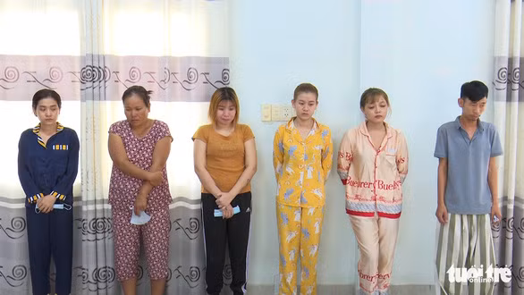 1. Giải cứu nữ tiếp viên karaoke bị bắt cóc giữa đường: Công an TP Long Xuyên (Long An) tạm giữ hình sự nhóm 6 người về hành vi bắt giữ người trái pháp luật. Tháng 3, H.T.N. (24 tuổi) đến làm tiếp viên tại quán karaoke Quỳnh Hương ở Tây Ninh. N. mượn của Phạm Thị Hồng Cẩm (37 tuổi, ngụ thị xã Trảng Bàng) 95 triệu đồng, sau đó trả 29 triệu và xin nghỉ, không trả số còn lại. Nhóm của Cẩm đã tìm đến nhà “bắt cóc” mang về quán karaoke.