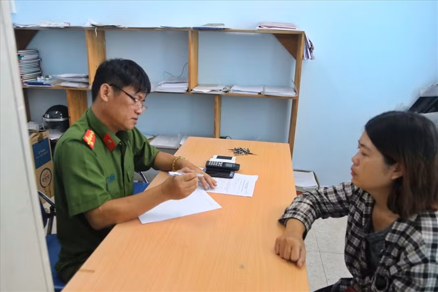 9. Giả vờ bị đánh thuốc mê, cướp tài sản: Công an xã Vĩnh Lương (TP Nha Trang, Khánh Hòa) cho biết, bà C. thừa nhận đã dựng lên câu chuyện bị đánh thuốc mê ven đường và bị cướp 210 triệu cùng hoa tai, nhẫn vàng. Do trước đó C. chơi đề, bị giật hụi nên nợ chủ đề 150 triệu đồng, nợ ngoài xã hội lên 60 triệu đồng không có khả năng trả nên dựng chuyện để lấy tiền gia đình bù vào trả cho chủ nợ. >>> Mời bạn đọc xem thêm video: Công an vào cuộc vụ phát tán clip nóng của hotgirl 