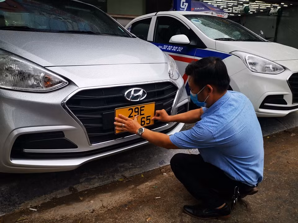 Khi đầy đủ hồ sơ, trong thời hạn 7 ngày, cơ quan đăng ký sẽ được cấp biển vàng cho chủ xe sử dụng theo quy định.