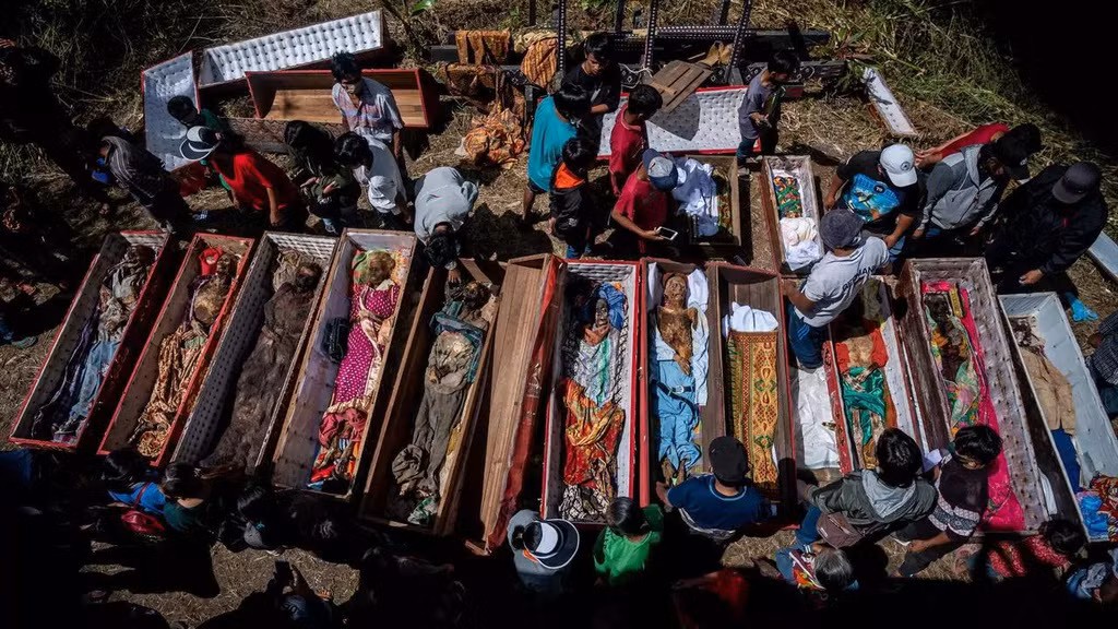 2. Sống ở đảo Sulawesi, người Toraja cũng được cho là một hậu duệ của người Việt cổ. Tộc người này được cả thế giới biết đến với phong tục ướp xác và trang điểm xác ướp của người quá cố.