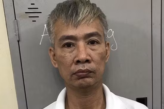  5. Mâu thuẫn, bịt khẩu trang đâm đối thủ tử vong: Công an quận Thanh Xuân (Hà Nội) cho biết đang tạm giữ đối tượng Đặng Quang Minh (SN 1969, quận Thanh Xuân). Đêm 3/8, trên đường đi uống rượu về nhà, Minh gặp ông T. (SN 1979, trú tại quận Nam Từ Liêm) và xảy ra mâu thuẫn. Minh về thay quần áo, đeo khẩu trang, đội mũ và mang dao đến rồi đâm vào cổ khiến ông T. tử vong.