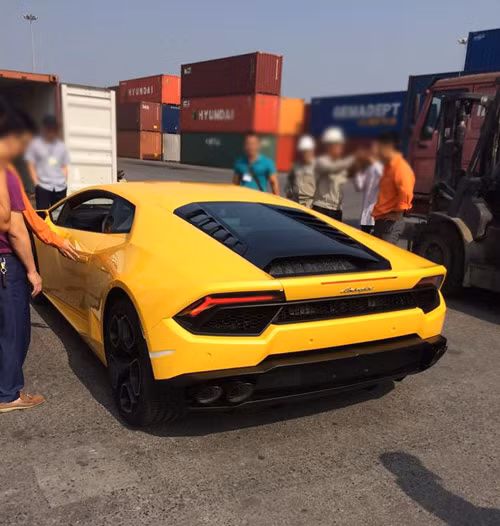Hiện giá bán của Huracan LP580-2 vào khoảng 20 tỷ đồng. Trong khi đó, tại thị trường nước ngoài xe có giá 203.000 USD (khoảng gần 5 tỷ đồng).