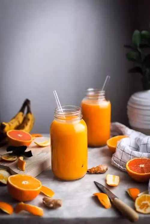Nước trái cây và đồ uống có ga. Hầu hết các loại bình giữ nhiệt trên thị trường được làm bằng thép không gỉ, không phù hợp để đựng các đồ uống có tính axit như nước trái cây và đồ uống có ga. Nguyên nhân bởi có nguyên tố kim loại trong thép không gỉ có thể phôi nhiễm vào đồ uống, gây nguy hiểm cho sức khỏe, thậm chí có thể gây ngộ độc.