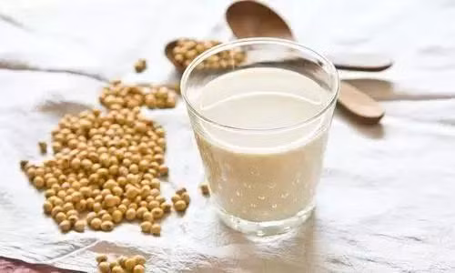Sữa đậu nành. Tương tự sữa động vật, sữa đậu nành cũng không nên bảo quản bằng bình giữ nhiệt. Nhiệt độ và độ ẩm cao tạo điều kiện cho vi khuẩn phát triển nhanh, dễ làm hỏng sữa. Không những vậy, bình giữ nhiệt cũng làm thay đổi mùi vị, khiến sữa không thơm ngon như ban đầu. Để bảo quản sữa đậu nành, tốt nhất bạn nên dùng chai sứ hoặc thủy tinh. Không sử dụng chai nhựa nhằm tránh phản ứng hóa học giữa sữa đậu nóng và nhựa.