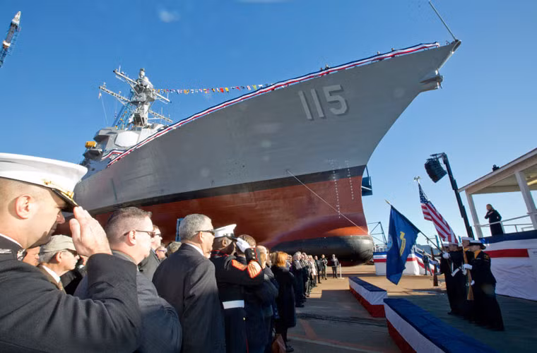 Hôm 31/10, tại nhà máy Bath Iron Works đã diễn ra lễ rửa tội cho khu trục hạm USS Rafael Peralta (DDG-115) - tàu chiến thứ 65 thuộc lớp Arleigh Burke.