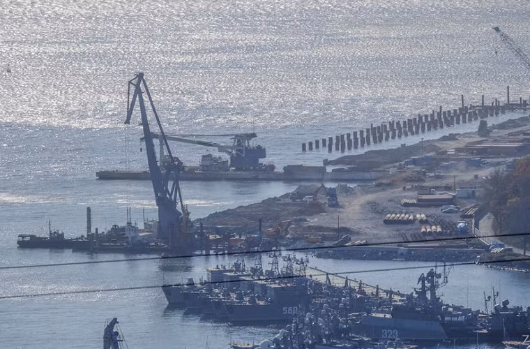 Các trang mạng Nga mới đây đăng tải loạt ảnh bên trong căn cứ Hạm đội Baltic Nga với hàng loạt tàu chiến hiện đại, cực mạnh của nước này.