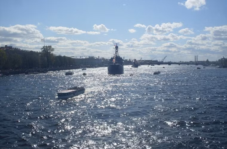 Một số tàu đổ bộ neo đậu gần căn cứ Hạm đội Baltic tại thành phố St Petersburg.
