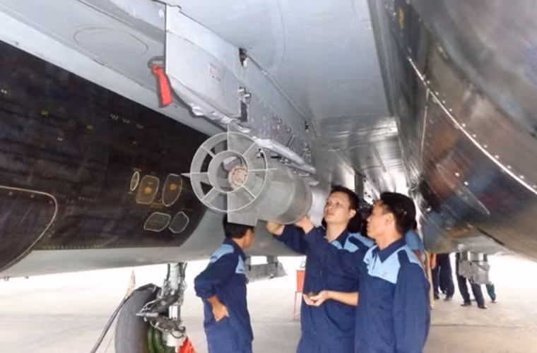 “Lần đầu tiên Việt Nam mình mới mua vũ khí này. Nga thì chưa đào tạo. Mình chỉ mới đọc sách mà bay bắn nên áp lực cũng rất lớn. Tôi phải đọc rất nhiều tài liệu bằng tiếng Nga để nghiên cứu phương án bay”, Đại tá phi công Phan Xuân Tình nói với Tuổi Trẻ. Ảnh: Các cán bộ kĩ thuật kiểm tra quả bom gắn lên trên máy bay Su-30MK2.