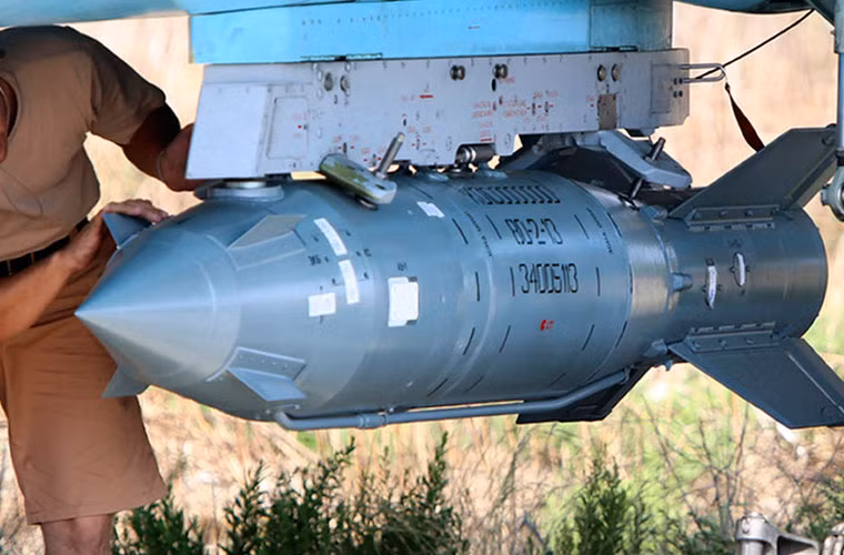 KAB-500S/SE là thế hệ bom thông minh đầu tiên của Nga sử dụng hệ thống dẫn đường kết hợp quán tính và vệ tinh. Bom được trang bị bộ thiết bị thu tín hiệu vệ tinh Kompas PSN-2001 có thể sử dụng 24 kênh tín hiệu khác nhau. Bộ thu này tương thích cả hệ định vị toàn cầu GLONASS và GPS. Bom được trang bị ngòi nổ với 3 chế độ lập trình khác nhau, bán kính lệch mục tiêu khoảng 7-12m. Đặc biệt, bom KAB-500S/SE đã đã được Nga sử dụng rất thành công tại Syria.