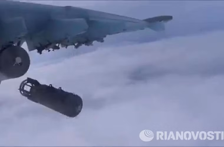 Các máy bay Su-25 chủ yếu sử dụng bom không điều khiển FAB, OFAB thực hiện phi vụ không kích phiến quân IS.