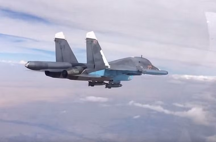 Su-34 có khả năng mang tới 8 tấn vũ khí gồm các loại bom, tên lửa có hoặc không điều khiển. Cuộc hiến tại Syria đang chứng minh khả năng tác chiến tuyệt vời của Su-34 khi nó đã thực hiện hàng trăm phi vụ không kích IS bằng bom thông minh KAB-500S-E, bom không điều khiển…