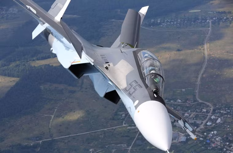 Ngoài vai trò chiến đấu chiếm ưu thế trên không với bộ tên lửa 'khủng" R-73/77, Su-30SM có thể đảm nhiệm vai trò không kích khi cần với việc mang được họ bom thông minh KAB-500/1500, tên lửa không đối đất thông minh Kh-25/29/31.