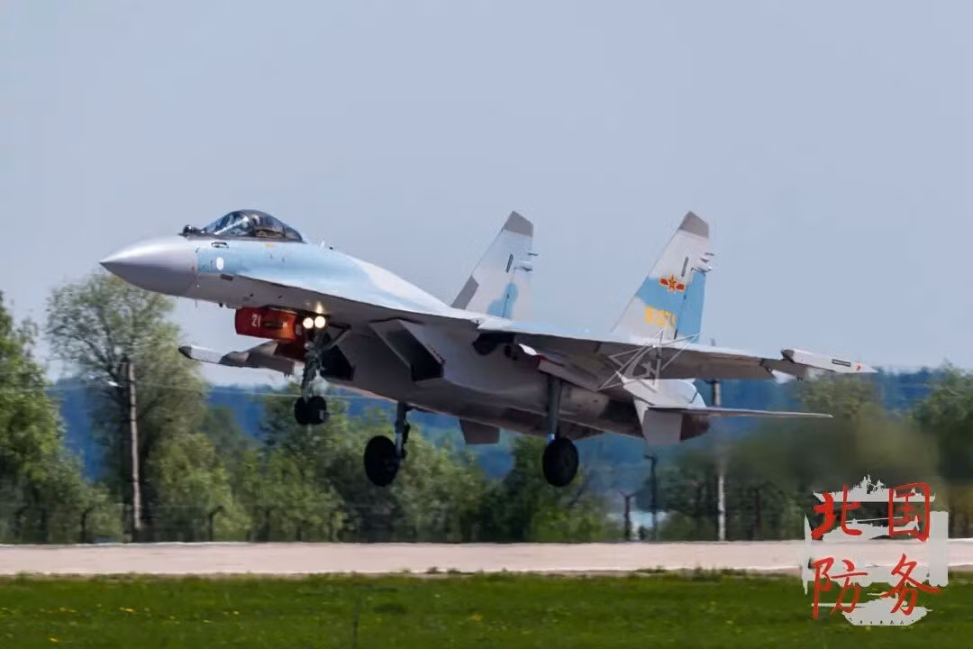 Lại có thông tin khẳng định, chiếc Su-35 của Trung Quốc đã bay qua đầu tàu chiến Mỹ ở khu vực eo biển Đài Loan và hệ thống tác chiến điện tử (EW) đã được sử dụng để chống lại nó.