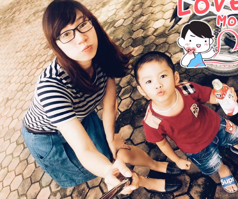 Chị Phương bật bí, mới đây 2 mẹ con đã có chuyến đi thú vị đến hồ Đại Lải bằng xe máy, thời gian tiếp theo chàng phượt thủ đáng yêu sẽ được cùng mẹ lên Hà Giang ngắm hoa tam giác mạch.