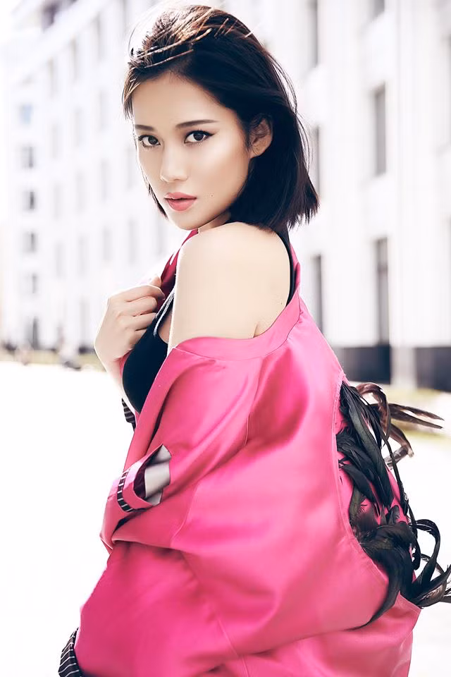  Hot girl Milan Phạm tên thật là Phạm Trà My, là một cô gái gốc Hà thành nhưng nay lại đang làm việc, sinh sống chủ yếu ở TP HCM. Trong khoảng 3 năm trở lại đây, Milan Phạm là gương mặt hot girl khá quen thuộc với cộng đồng giới trẻ Việt khi có thời gian hợp tác với ekip của nhóm hài Phở Đặc Biệt, sau đó hoạt động chính với vai trò người mẫu liên tục cho ra những bộ ảnh thời trang, nghệ thuật mới vô cùng chất lượng và chuyên nghiệp. Ảnh trong bài: Facebook Phạm Trà My.