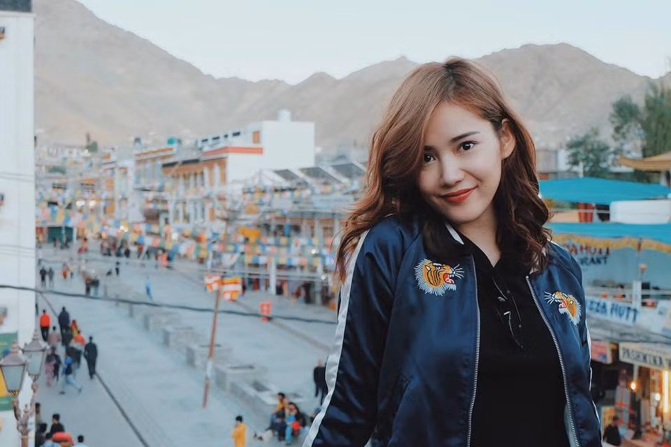 Về phía Milan Phạm, dù là bạn gái của ai đi chăng nữa, dù có chia sẻ nhiều thông tin liên quan đến chuyện tình cảm hay không thì cô vẫn là một hot girl có lượng người theo dõi rất đông đảo trên mạng xã hội. Với nhiều thế mạnh về ngoại hình, cách làm việc chuyên nghiệp, Milan Phạm được nhiều người nhận xét là có "mức độ nổi tiếng vừa phải", không ham việc danh tiếng bản thân được đẩy lên cao ngút nên còn luôn kín tiếng trong mọi vấn đề, khía cạnh công việc, cuộc sống.