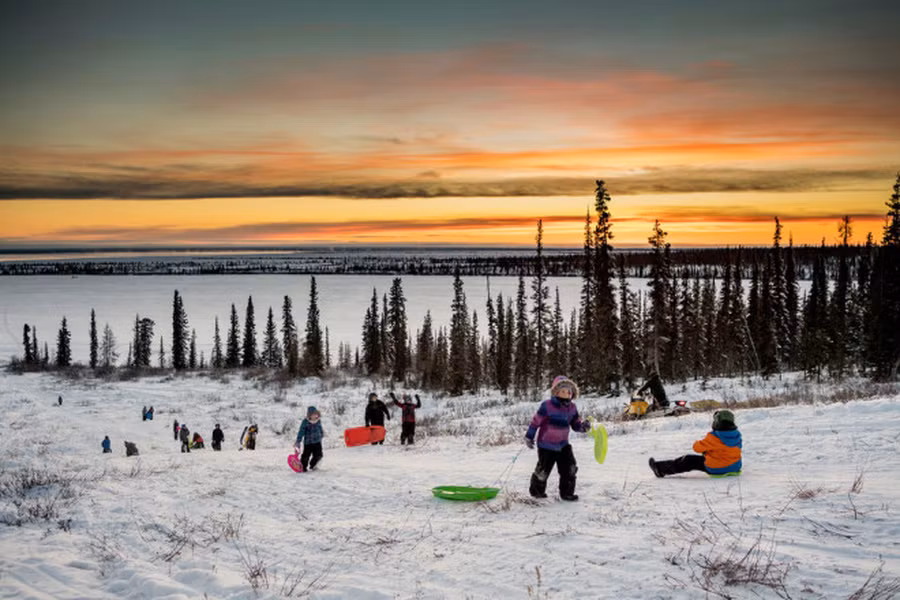 Hồ Great Bear là hồ lớn nhất ở Canada. Nó rộng 31.000 km2 và vẫn bị đóng băng hầu hết trong năm. Bề mặt của hồ nằm ở độ cao 186 m so với mực nước biển, và nó nổi tiếng với nhiệt độ lạnh không chịu nổi trong những tháng mùa đông.
