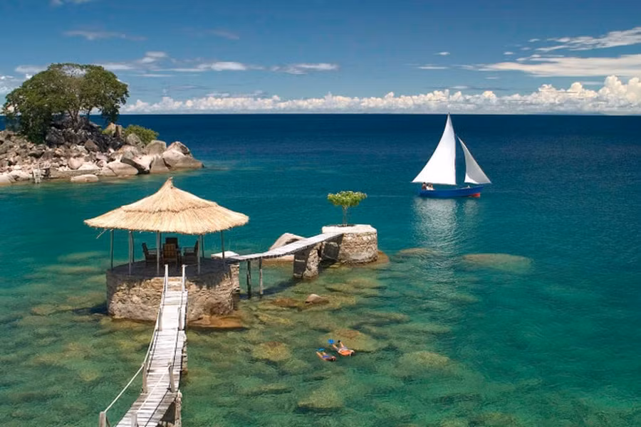 Hồ Malawi, hay còn gọi là hồ Nyasa, nằm trên lãnh thổ của ba quốc gia Malawi, Mozambique và Tanzania. Hồ có diện tích hơn 29.600 km², chiều dài 580 km, chiều rộng 75 km. Hồ Malawi còn là môi trường sống của hơn 1.000 loài cá cichlid, cá sấu và hà mã.