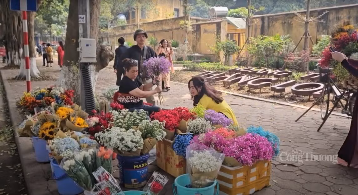 Chị em "chịu chi" tiền triệu để có bức ảnh đẹp với hoa ban - Hình 2 Chi em