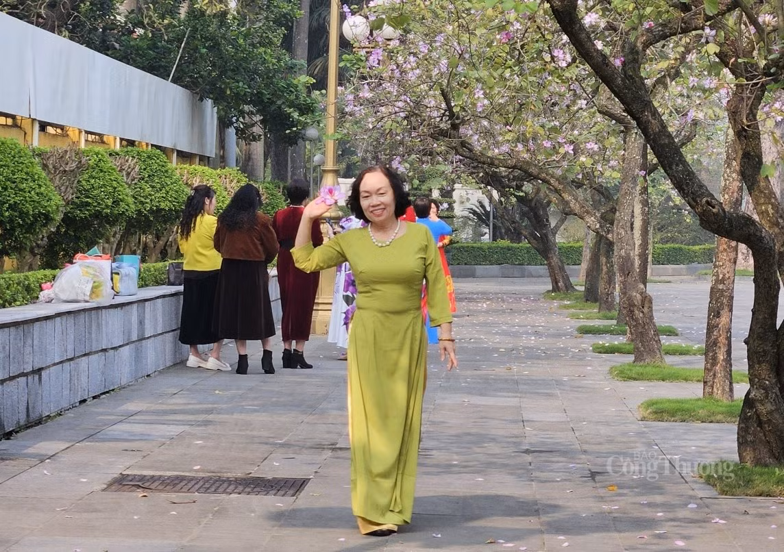 Chị em "chịu chi" tiền triệu để có bức ảnh đẹp với hoa ban - Hình 3 Chi em