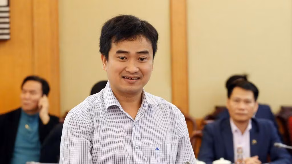 Giam doc CDC Ha Giang cung 2 thuoc cap nhan lot tay tu Viet A