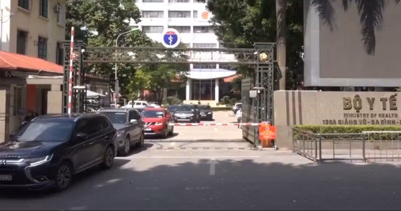 Ông Nguyễn Huỳnh đã có hành vi lợi dụng chức vụ để giới thiệu, can thiệp và tác động đến ông Nguyễn Minh Tuấn - vụ trưởng Vụ Trang Thiết bị &amp; Công trình y tế, trình, ký đề xuất Bộ Y tế ban hành quyết định cấp số đăng ký lưu hành kit xét nghiệm cho Công ty Việt Á trái quy định pháp luật.