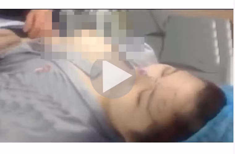 Ca sĩ Hương Tràm cũng gây xôn xao dư luận trong năm 2014 với clip phẫu thuật thẩm mỹ. Đặc biệt, trong clip này nữ ca sĩ còn hớ hênh để lộ vòng 1.