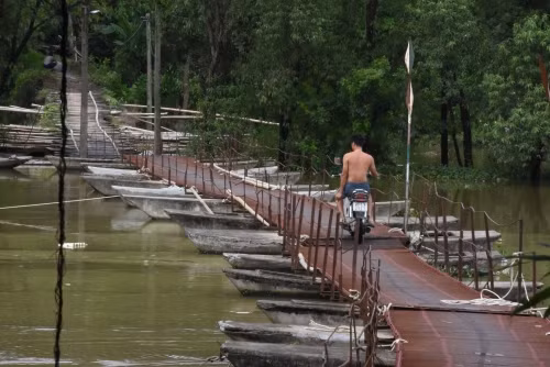 Tận mục cây cầu khủng khiếp nhất Hà Nội - Hình 3 Tan muc cay cau khung khiep nhat Ha Noi-Hinh-3
