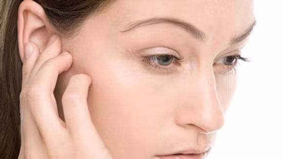 Nếu tai rủ không đầy hoặc bị khuyết, méo thời niên thiếu đầy gập ghềnh, sóng gió. Nếu tai trái khuyết thì chủ hại cha, tai phải khuyết thì tổn mẹ. 