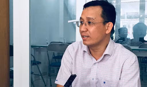 Ông Dũng về tới chung cư thì phát hiện bảo vệ cùng công an đang phong tỏa khu vực giếng trời để khám nghiệm cái chết của ông Tín. Ông Dũng có lên căn hộ gặp ông Trung. Ông Trung cho biết là trong lúc nằm nghỉ thì ông Tín đứng lên nói muốn về nhà nhưng ông khuyên ở lại, nếu có về thì gọi cho người thân ông Tín tới đưa về. (Ông Tín là người rất có uy tín tại trường và với báo giới)