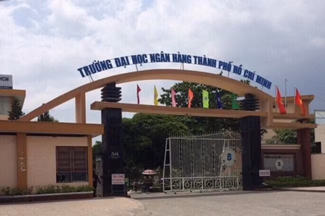 Sau đó, ông Tín mở cửa căn hộ đi ra hành lang, để dép trước cửa phòng, 2 chiếc điện thoại di động ở trong phòng. Ông Tín nói với ông Trung rằng tự về nên ông Trung vào căn hộ nằm nghỉ. Khi vào tới phòng, ông Trung nghe tiếng động mạnh ở ngoài và đi ra khu vực giếng trời kiểm tra. (Ảnh trường ĐH Ngân hàng nơi ông Tín công tác)